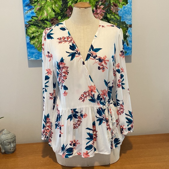 Pretty Lucky Brand wrap top with side tie and front snap. Med. - Picture 4 of 12